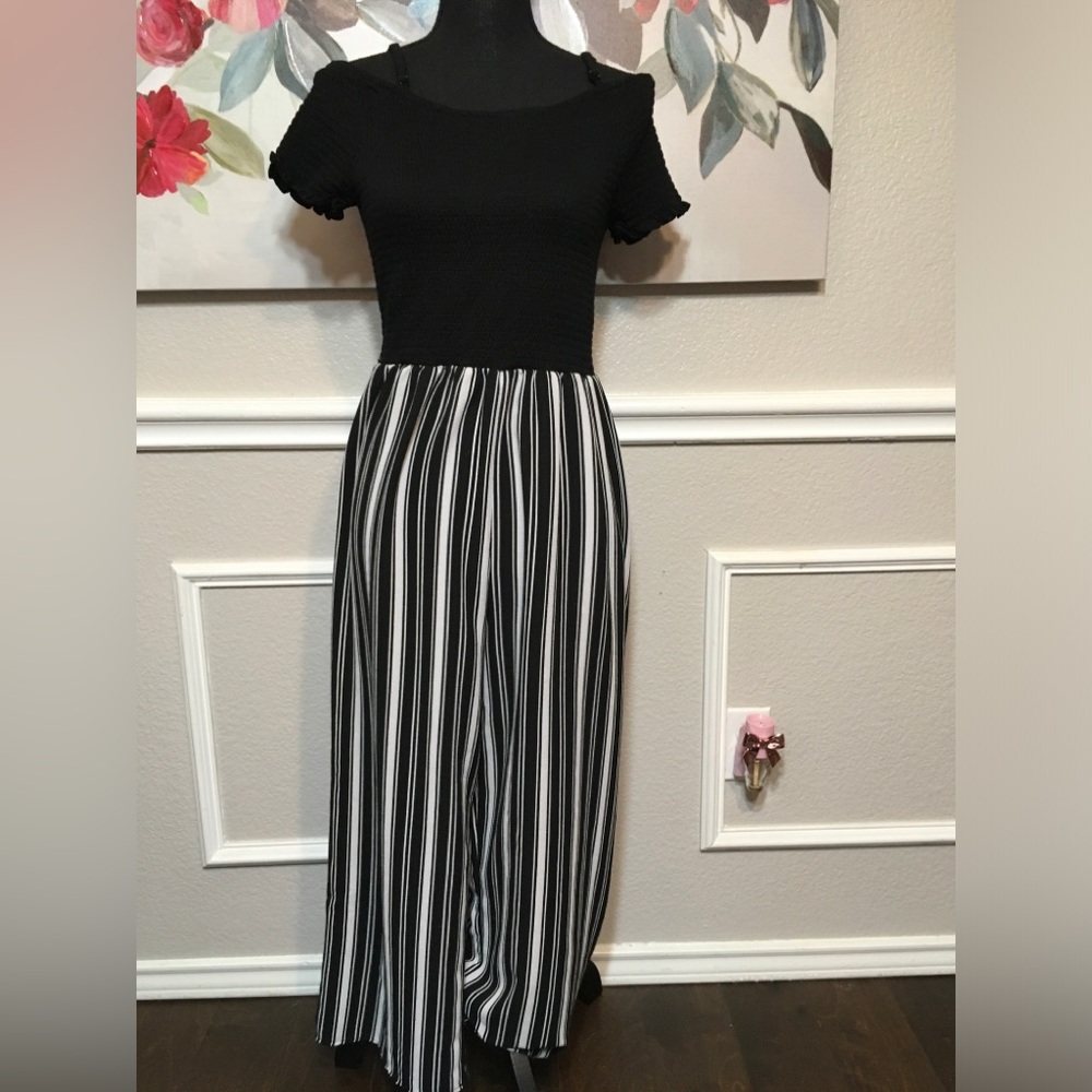 Black and White Wide Leg Jumpsuit NWOT - Picture 4 of 11